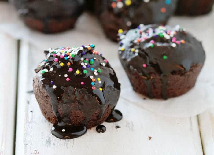 Agujeros de donut de chocolate con glaseado de chocolate ... &iexcl;esta es la forma de comenzar el d&iacute;a!