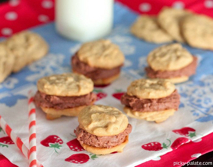 Mini sándwiches de crema de cacahuate y chocolate con crema de mantequilla