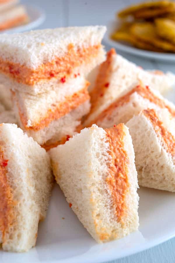 Plato blanco con s&aacute;ndwiches de mezcla puertorrique&ntilde;os