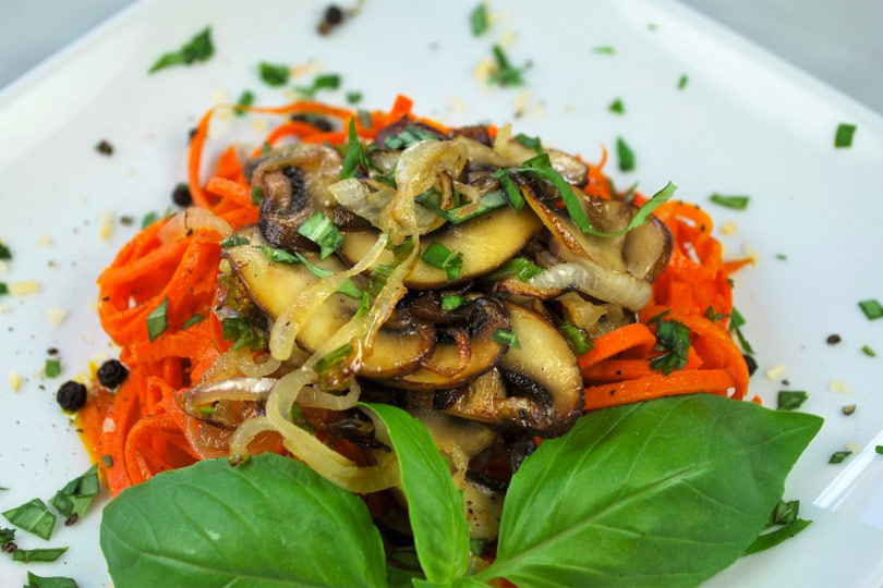 Spiralizing How-To y pasta de zanahoria con champiñones
