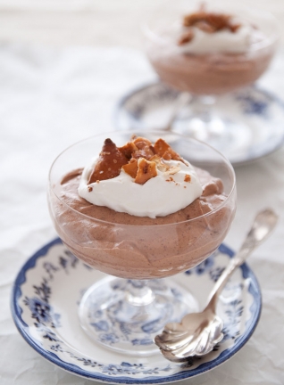 Mousse De Chocolate Con Pretzels Aplastados Y Llovizna De Cereza