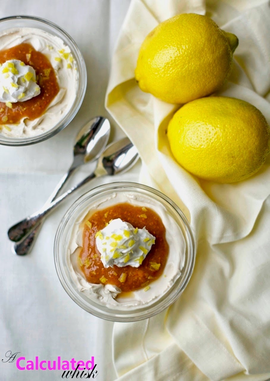 Mousse au citron avec coulis de framboises