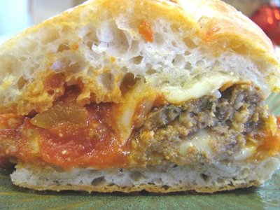 Mozzarella farcie de boulettes de boulettes de viande -