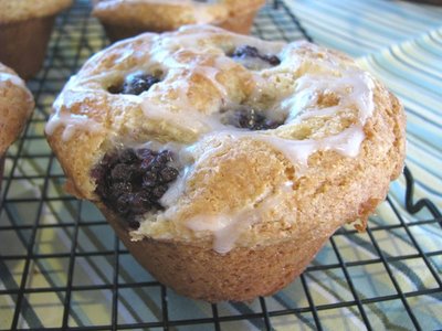 Muffins au fromage à la crème et aux mûres avec un filet de petits fruits