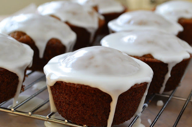 Muffins de pan de jengibre con glaseado de lim&oacute;n