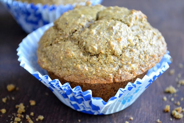Un muffin saludable de salvado de nueces con pasas y granos m&uacute;ltiples