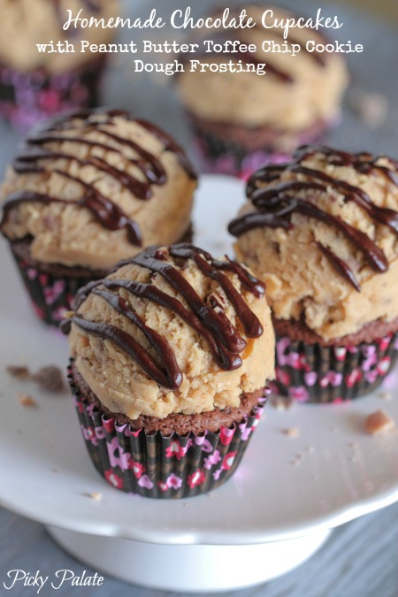 Magdalenas caseras de chocolate con mantequilla de man&iacute; Toffee Chip Galleta Masa Frosting by
