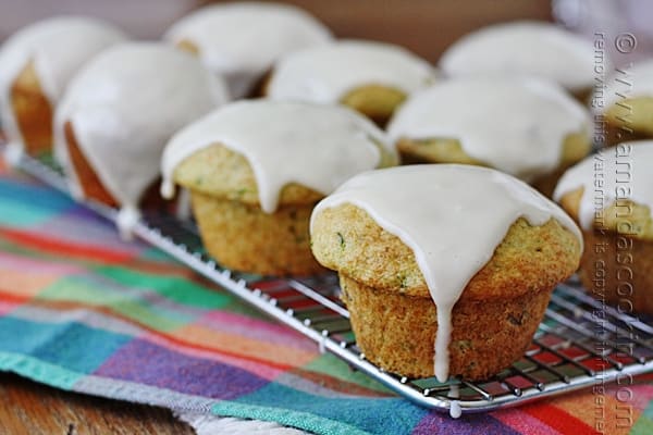 &iexcl;Estos muffins de calabac&iacute;n se ven celestiales y muy f&aacute;ciles! Comienza con una mezcla de pastel tambi&eacute;n, &iexcl;me encanta!