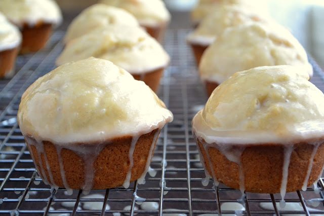 Muffins de donut de suero de mantequilla glaseados