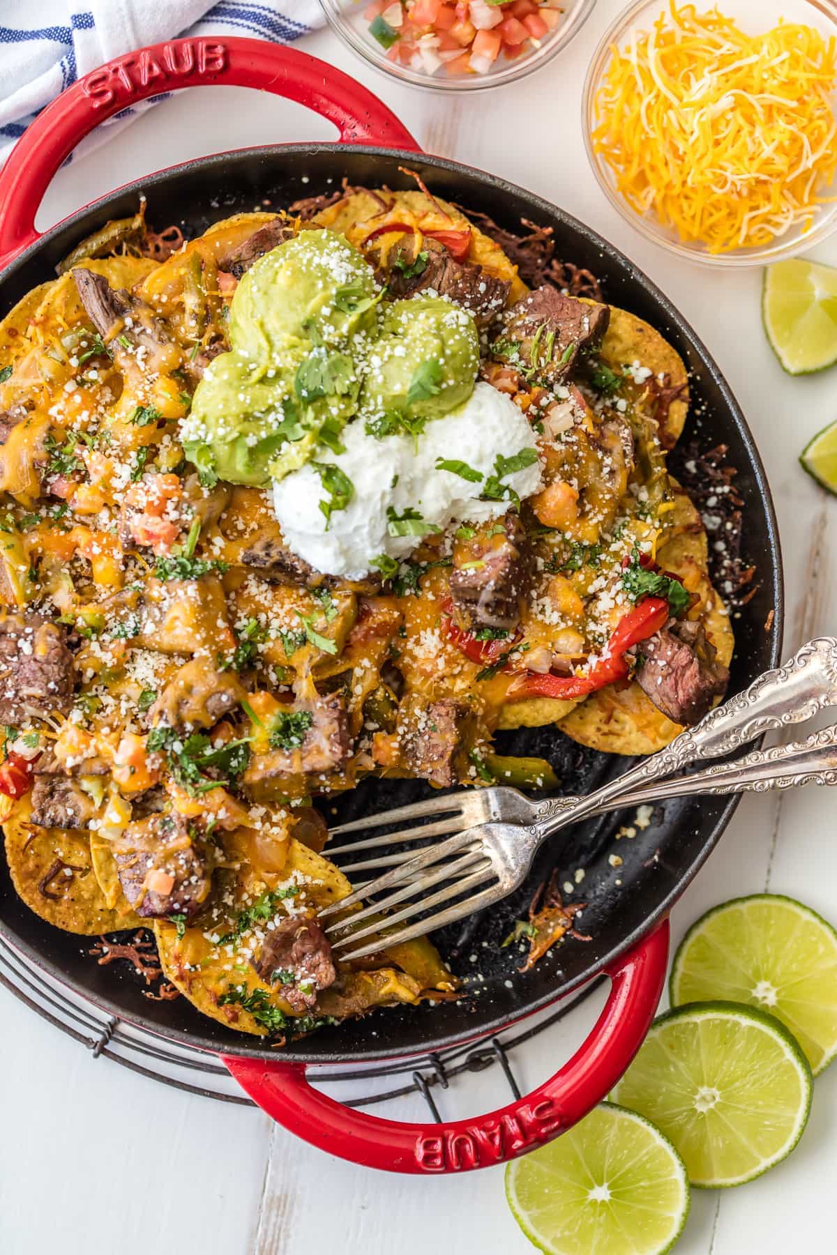 Filete Fajita Nachos en una sart&eacute;n con dos tenedores