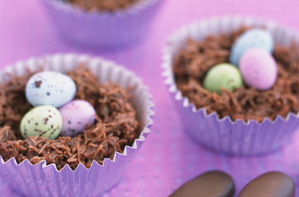 Nids de cornflakes au chocolat Ces délicieux nids de cornflakes au chocolat sont parfaits pour faire avec les enfants le dimanche de Pâques ou comme cadeau de Pâques qu'ils pourront déguster ensemble.