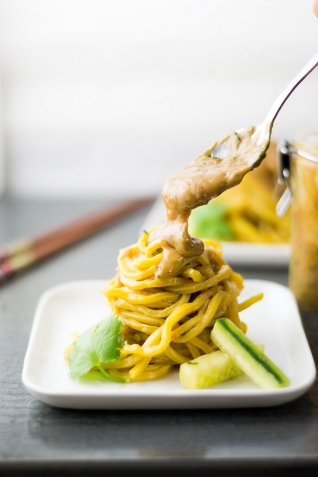 Fideos De Sésamo Fríos [con Salsa De Maní Tailandesa Picante]