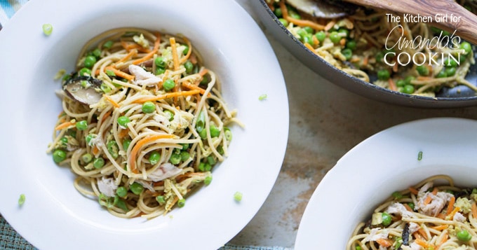Cazuela de sartén de fideos con atún claro