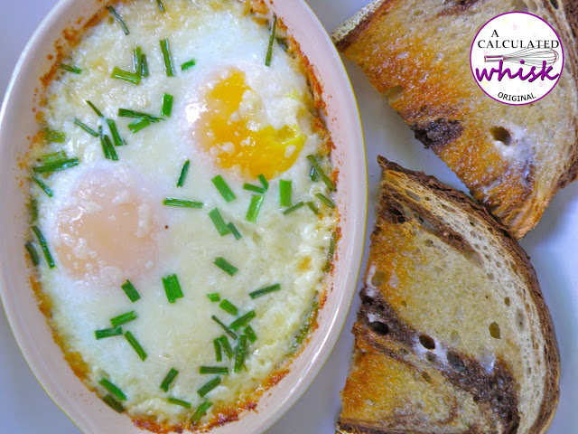 Oeufs au four avec parmesan et ciboulette