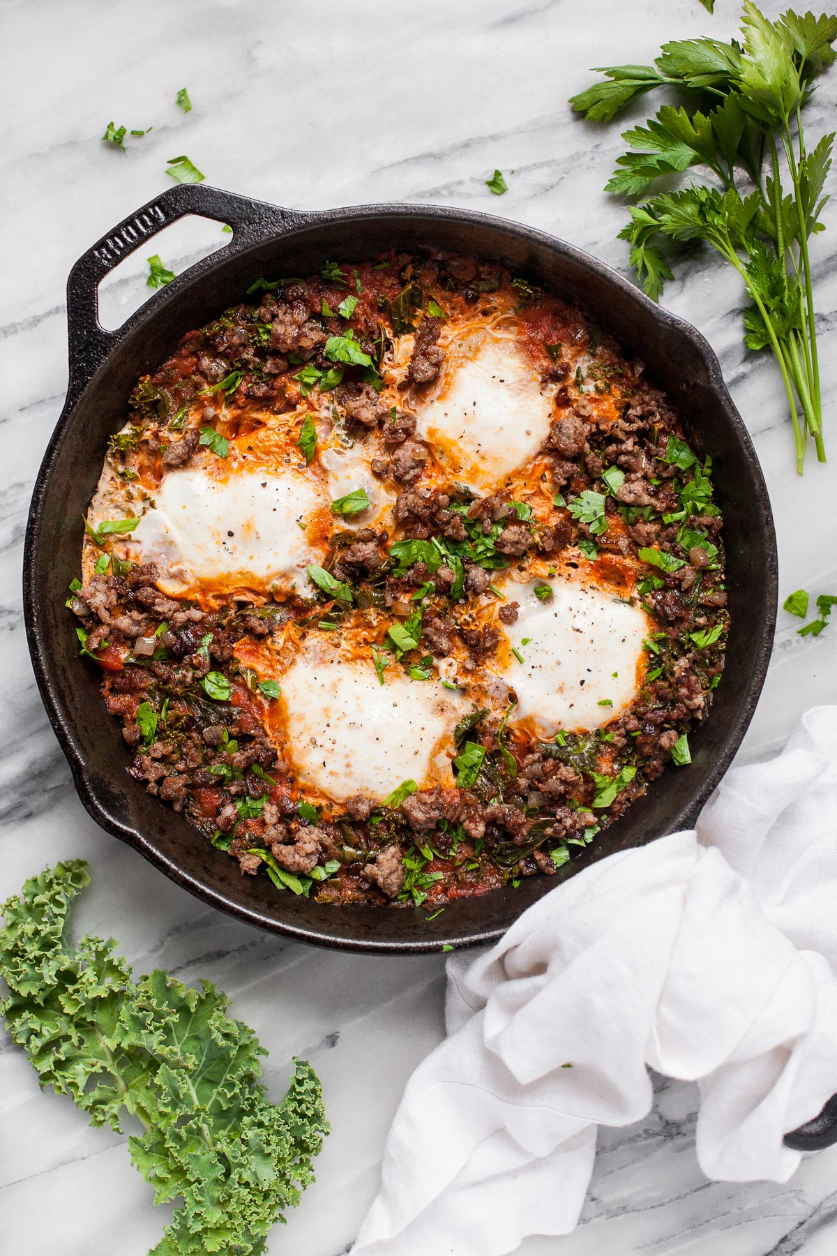 Huevos en el purgatorio con salchicha y col rizada (Paleo, Whole30)