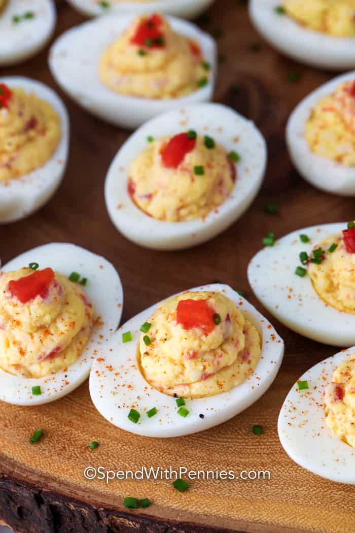 Huevos Rellenos de Queso Pimiento