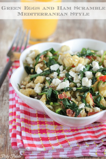 Huevos verdes y jamón Scramble estilo mediterráneo de