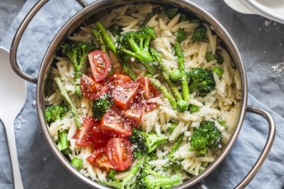 Orzo Primavera con limón, espárragos, brócoli y tomates cherry
