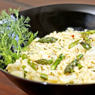 Orzo con espárragos y hinojo.