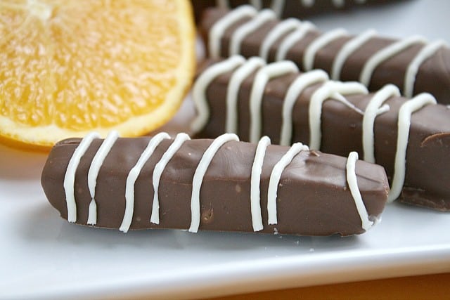 Los palitos de naranja y chocolate est&aacute;n hechos con un delicioso relleno de gelatina de naranja ba&ntilde;ado en chocolate derretido, &iexcl;un dulce festivo favorito!