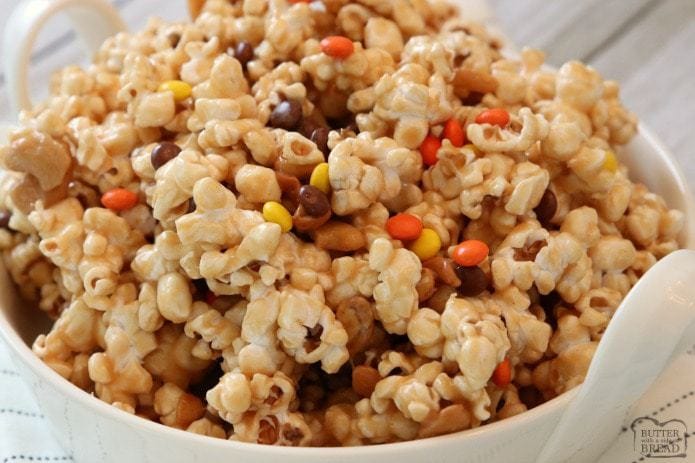 &iexcl;Las palomitas de ma&iacute;z con mantequilla de man&iacute; son perfectas para los amantes de la mantequilla de man&iacute;! Sabrosa receta de palomitas de ma&iacute;z dulce y salado que est&aacute; lista en menos de 20 minutos. &iexcl;Las palomitas de ma&iacute;z con mantequilla de man&iacute; son ideales para fiestas, juegos o cualquier d&iacute;a!