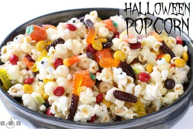 Palomitas de ma&iacute;z de Halloween hechas con una capa de caramelo dulce y mantecoso y luego mezcladas con dulces de Halloween. &iexcl;Es el regalo festivo perfecto!