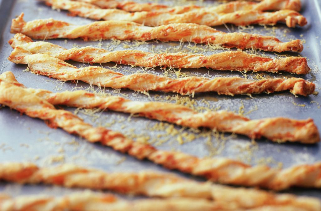 Pailles au fromage simples Cette recette de paille au fromage simple vous montre comment faire un favori à l'ancienne. Servez-les avec des boissons ou comme collation savoureuse.