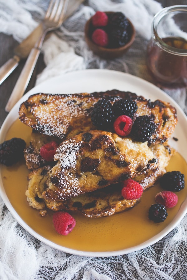 Esta tostada francesa de pan de soda irlandesa se tuesta hasta que se dore y se cubra con azúcar en polvo y bayas frescas. ¡Saluda al desayuno! ¡Te va a encantar!