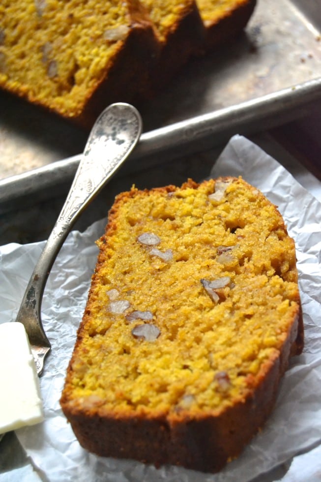 Una rebanada de pan de calabaza con nueces tostadas