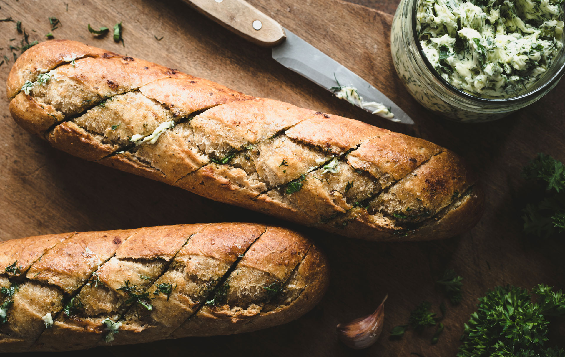 Pain à l'ail Cette recette de pain à l'ail est une entrée ou un accompagnement si simple. Tout ce dont vous avez besoin est une baguette française douce, de l'ail, du beurre et du persil, et elle est prête à être dégustée.