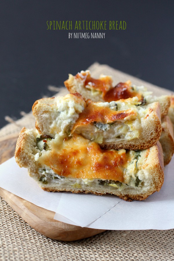Este pan de alcachofas y espinacas te da todo el sabor de la salsa apilada sobre pan crujiente y cubierta con mucho queso.