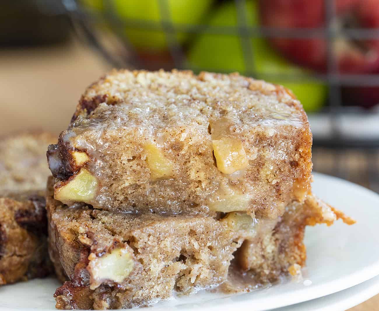 Cortar en pan de bu&ntilde;uelos de manzana en un plato blanco