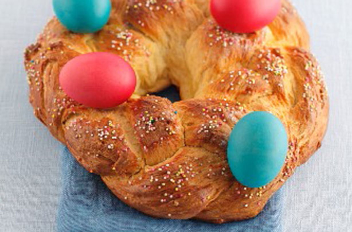 Pain de Pâques Cette recette de pain de Pâques classique est très simple et facile à préparer. Emballé avec une texture douce et des notes de zeste d'orange, ce pain savoureux est parfait.