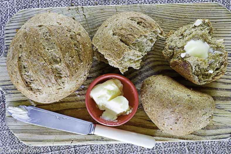 dos panes de cerveza caliente pan y mantequilla
