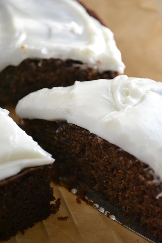Una rebanada de pan de jengibre con crema de mantequilla de ron especiado