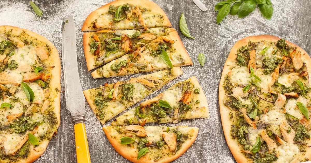 Pan plano fácil con pavo y pesto de albahaca