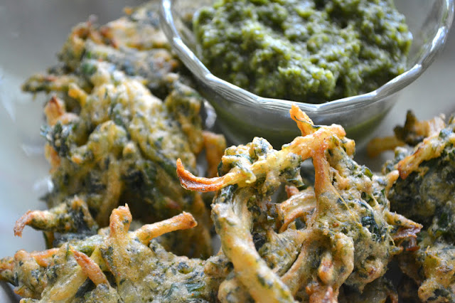 Pakora de Espinacas y Cebolla con Chutney Verde