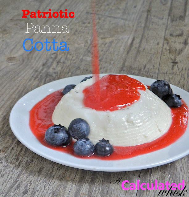 Panna cotta patriotique avec coulis de framboises et myrtilles