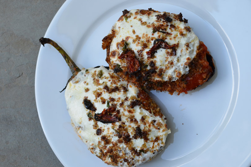 Parmesano a la Berenjena A La Parrilla Con Tomate Secado Al Sol Y Albahaca Panko
