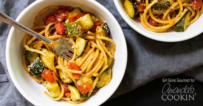Sencilla calabacĂn Pasta de tomate