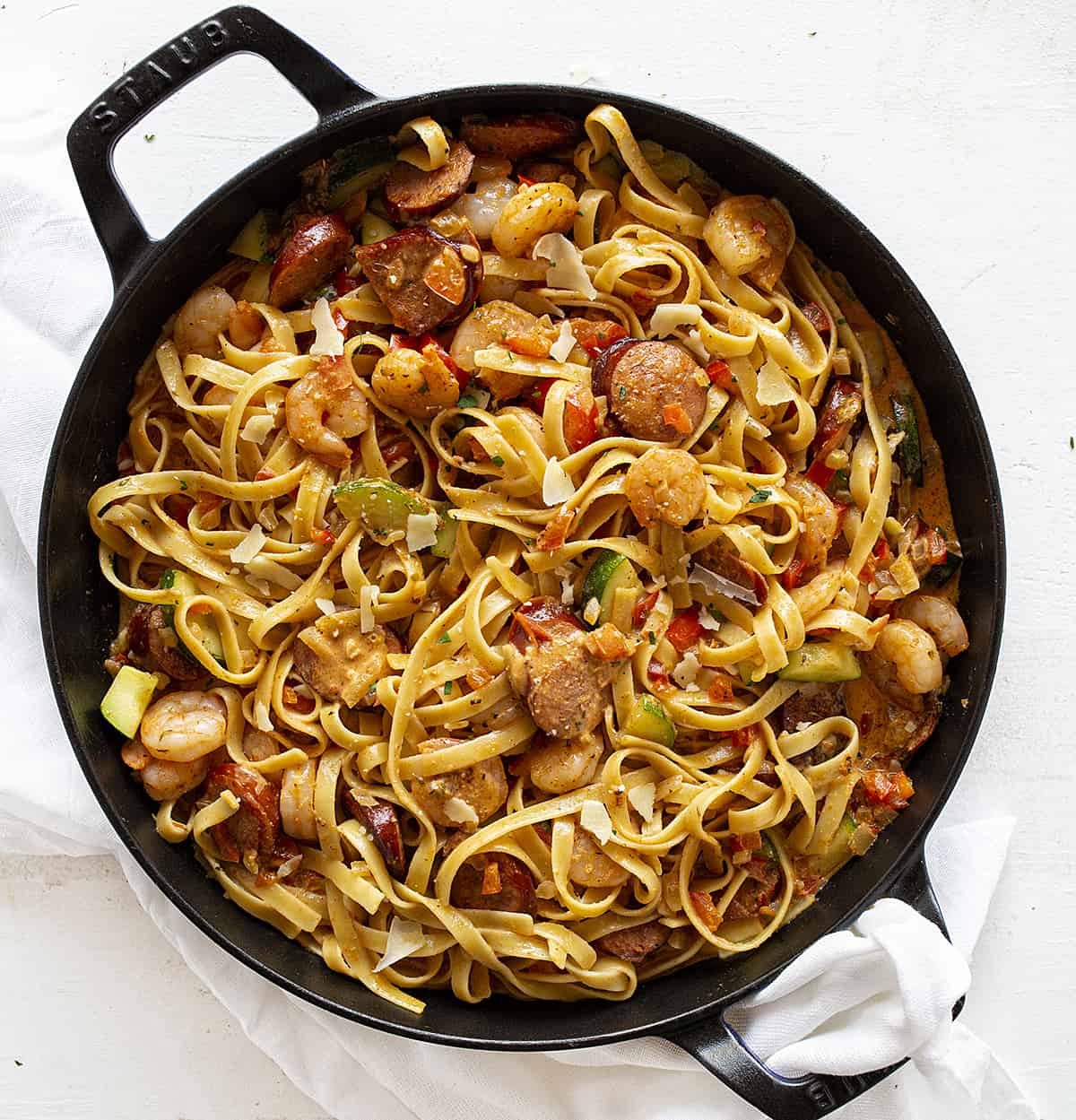 Camarones Caj&uacute;n y Pasta de Salchicha Arriba