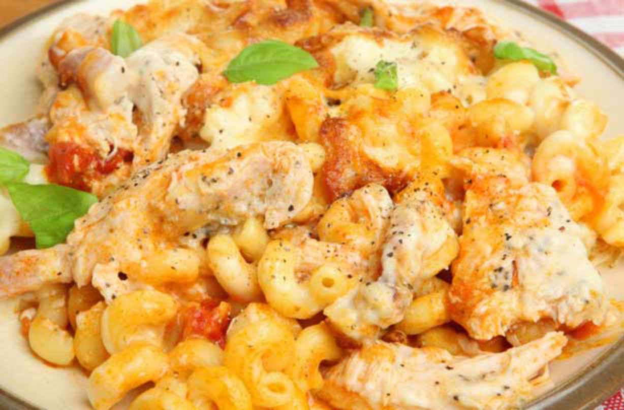 Pâtes au poulet et aux tomates au four Le poulet et les pâtes au four sont un repas familial classique, et cette recette de poulet et de tomates au four est un jeu d'enfant. Rien de mieux que de cuire des pâtes pour un dîner en milieu de semaine!