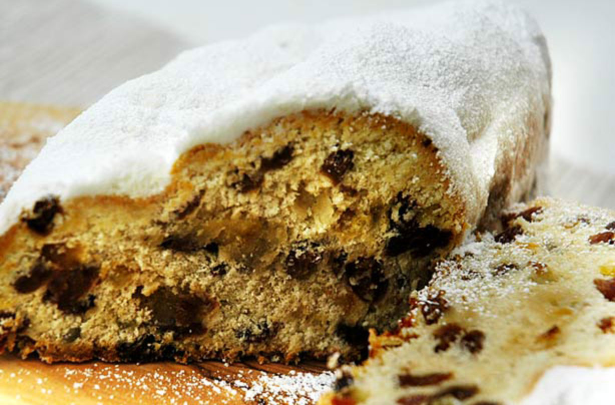 Paul Hollywood Stollen La recette de Paul Hollywood Stollen est un classique de Noël rempli de pâte d'amande et de toutes les saveurs de Noël. Faites-le pour partager ou comme cadeau.