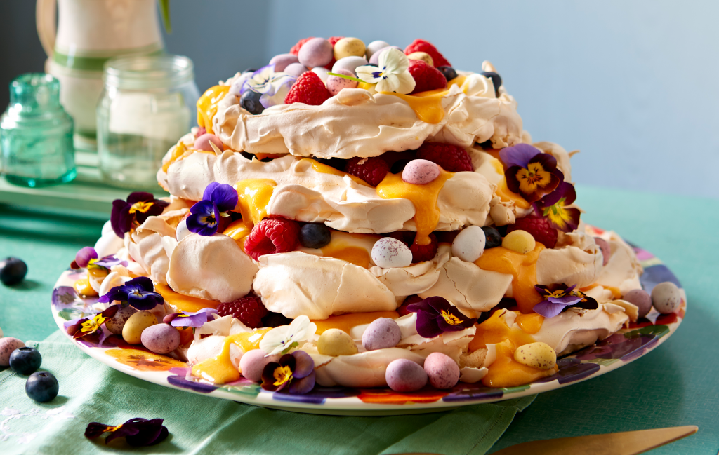 Pavlova Meringue Pile Un dessert génial et super facile - préparez cette pile de meringue à l'avance pour gagner du temps.