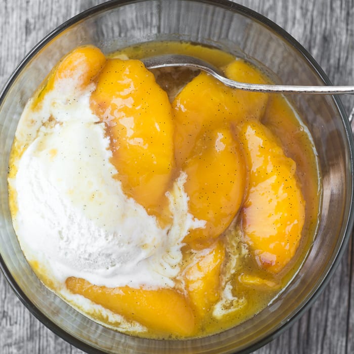 &iexcl;Los duraznos fritos con helado Bourbon son el postre de verano definitivo! El
