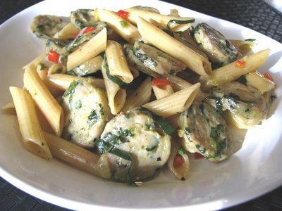 Penne avec des saucisses de poulet chic et des rubans de basilic