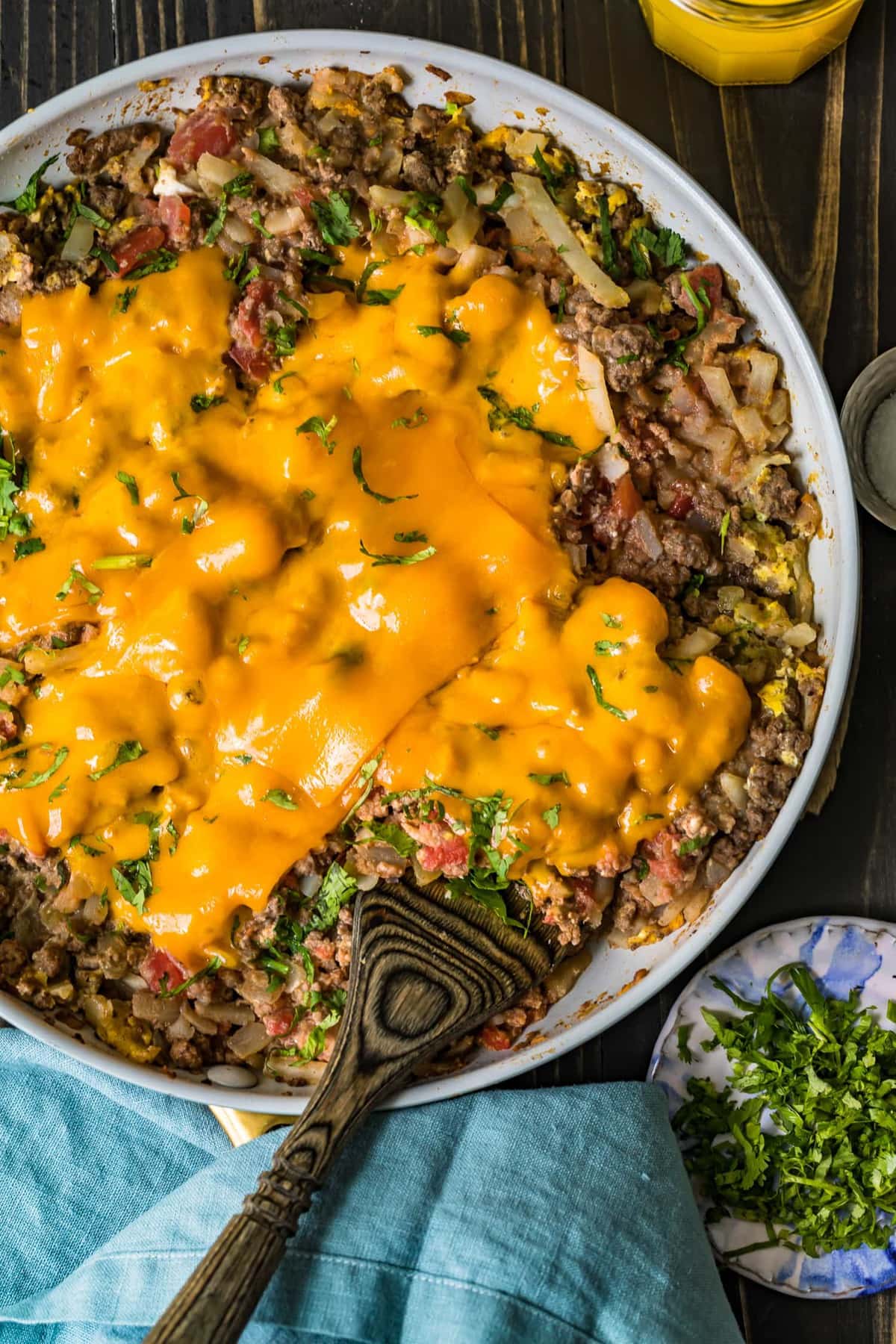 Scramble de carne de res servido en un taz&oacute;n blanco