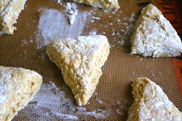 Scones de pan de jengibre con chocolate blanco listos para el horno