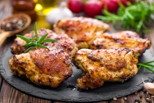 Muslos de pollo a la plancha con limĂłn y hierbas frescas