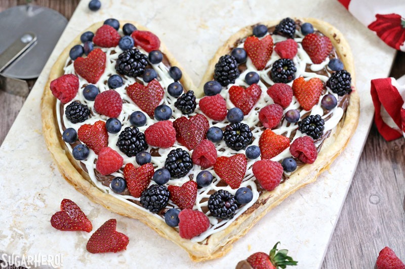 Nutella Puff Pastry Pizza es f&aacute;cil y gourmet. &iexcl;Te encantar&aacute; la combinaci&oacute;n de hojaldre mantecoso, Nutella, chocolate blanco y jugosas bayas frescas! El